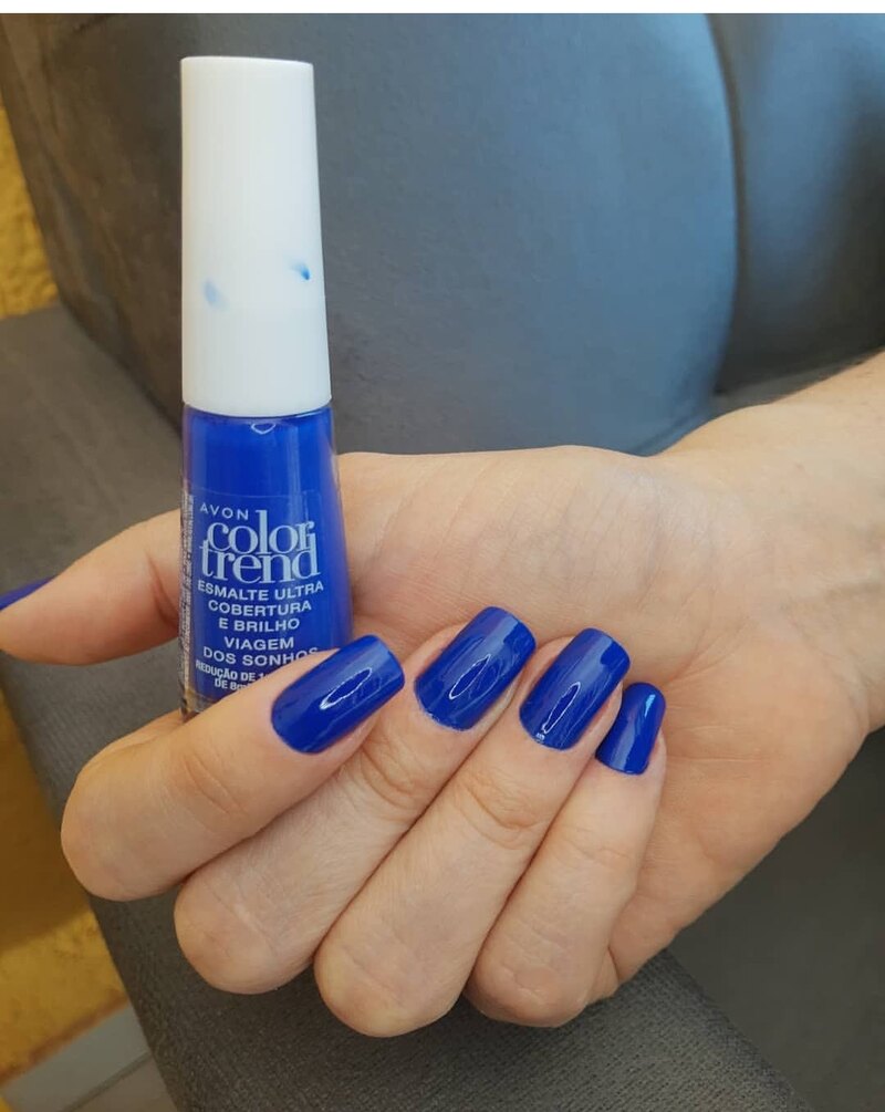 Unhas em gel azul por Malu Lima