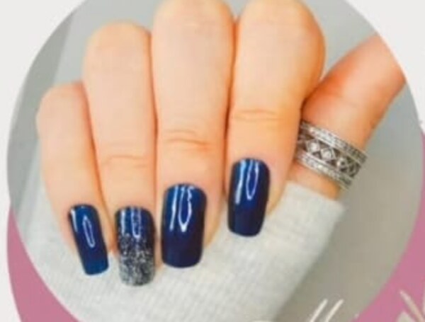 Unhas em gel azul feitas por Malu Lima